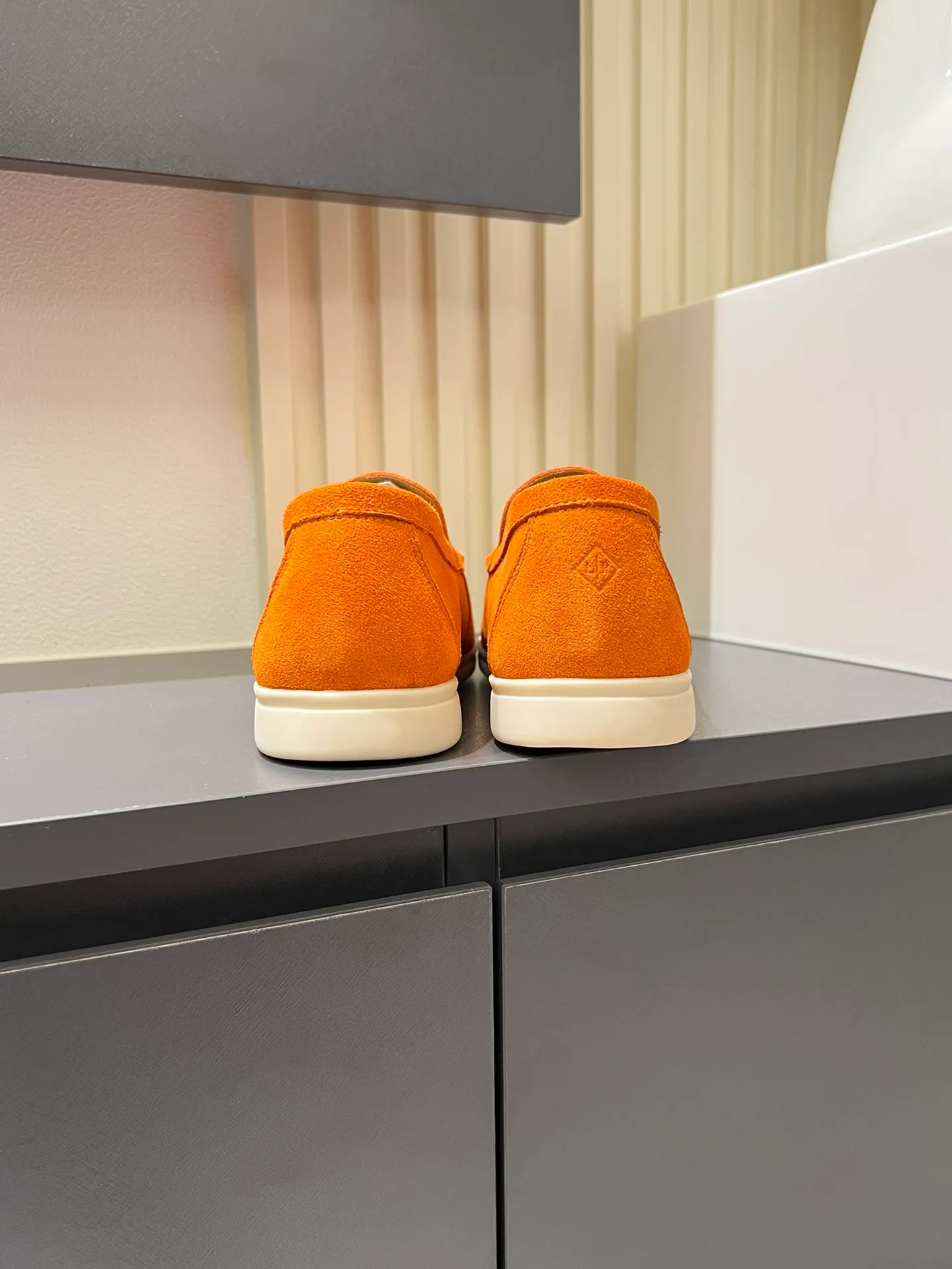Men's shoes 💰p360 "Loro men's shoes 💰pian'*" Classic L men's shoes for couples 💰p Top version British flat loafers, a must-have item in old money style, the minimalist design is eye-catching and durable, a plus point for dressing The soft foot feel and texture are outstanding. They don’t scratch your feet and are very nice. They are matched with soft and waxy soles. They can be worn daily for a long time without getting tired. They are easy to wear, versatile and classic items, with perfect foot feel and texture! Imported cashmere fabric, the lining is made of imported A-grade water-dyed cow lining, the top version of the genuine leather midsole is sewn with pure handmade mark thread! Size: Female 35-40 (34. Customized) Male 38-44 (45.46. Customized)